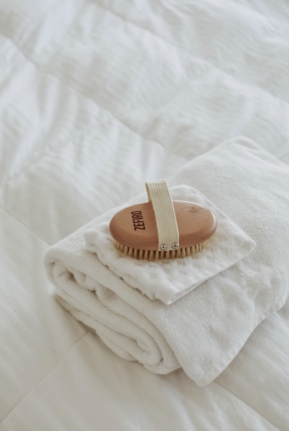 Zefiro Dry Brush placed on a stack of towels