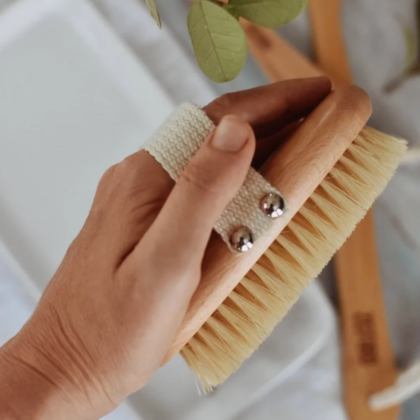 zifro dry brush being held in a persons hand